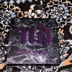Urban decay troublemaker eyeshadow palette